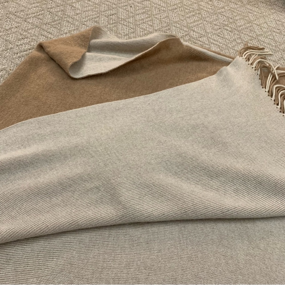 Alaskan poncho one size women’s Tan and Cream Merino Wool cashmere tassel/Flaw